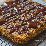 Banános diós puffasztott quinoás müzli szelet csokoládé öntettel (vegán)